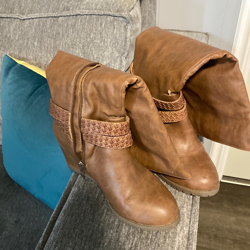 Women brown boots, size 7